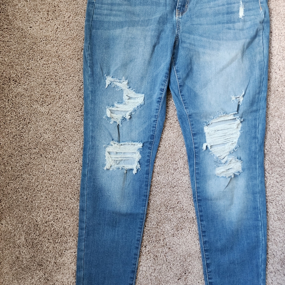 Faded Ripped Jegging - Picture 4 of 12